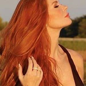 Xiweiya Long Brown Red Wig Long Wavy Free Part Auburn Red 13x3 Lace Front Wigs Natural Hairline Wear and Go Wigs Ginger Hair wig Heat Resistant Wigs 180% Denisty Wig for Women 24inch