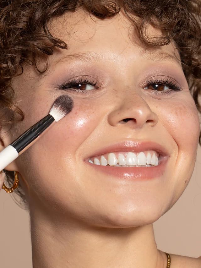 ILIA - Blending Brush | Eyeshadow + Highlighter Brush Made with FSC Certified Wood Aluminum + Soft Vegan Bristles | Expertly Crafted | Non-Toxic Vegan Cruelty-Free Recyclable
