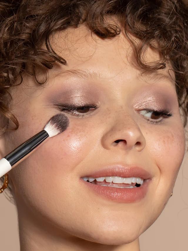 ILIA - Blending Brush | Eyeshadow + Highlighter Brush Made with FSC Certified Wood Aluminum + Soft Vegan Bristles | Expertly Crafted | Non-Toxic Vegan Cruelty-Free Recyclable