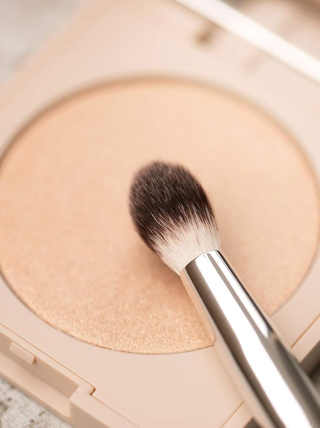 ILIA - Blending Brush | Eyeshadow + Highlighter Brush Made with FSC Certified Wood Aluminum + Soft Vegan Bristles | Expertly Crafted | Non-Toxic Vegan Cruelty-Free Recyclable
