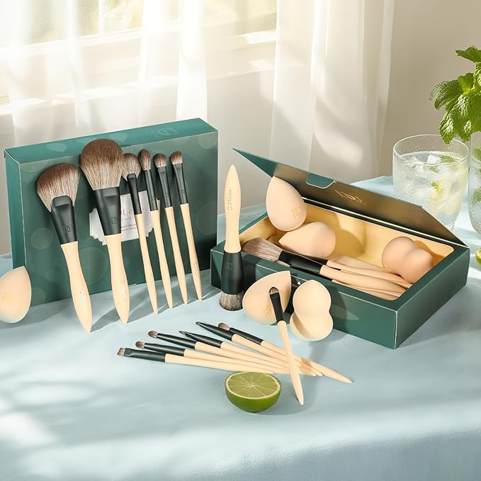 DUcare Christmas Makeup Gift Set 18PCSwith 14pcs Makeup Brush Set 3Pcs Makeup Sponges 1PC Cosmetic Bag for Foundation Blending Powder Blush Concealers Eye Shadows